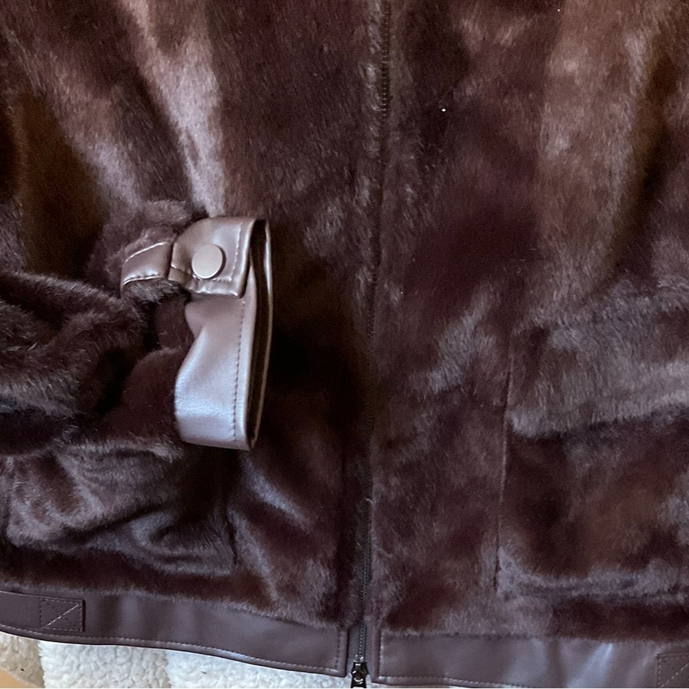 Love Token Women's Faux Fur Jacket. Front Zip, Pockets, Fully Lined. Size M - Picture 4 of 7